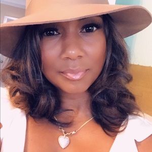 Meet your Posher, Carla